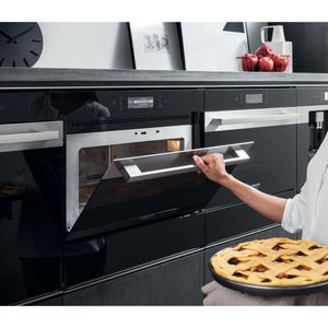 Hotpoint_Ariston-Microonde-Da-incasso-MP-996-IX-HA-Inox-Elettronico-40-Microonde-combinato-900-Lifestyle-people