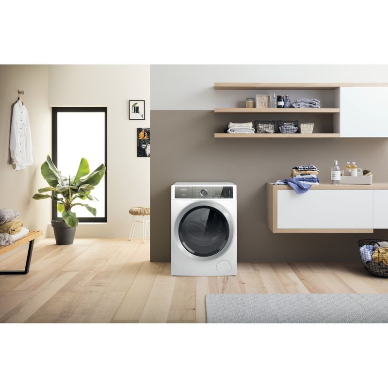 Hotpoint_Ariston-Lavabiancheria-Libera-installazione-H7-W945WB-IT-Bianco-Carica-frontale-B-Lifestyle-frontal