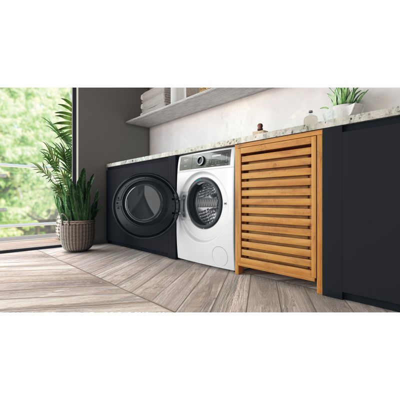 Hotpoint_Ariston Lavabiancheria Libera installazione H8 W046WB IT Bianco Carica frontale A Lifestyle perspective open