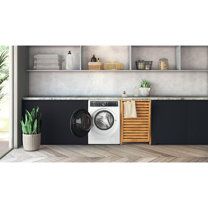 Hotpoint_Ariston Lavabiancheria Libera installazione H8 W046WB IT Bianco Carica frontale A Lifestyle frontal open
