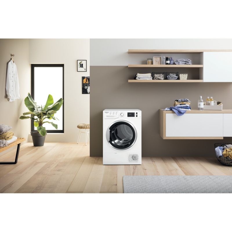 Hotpoint_Ariston-Asciugabiancheria-NT-M11-82XB-IT-Bianco-Lifestyle-frontal