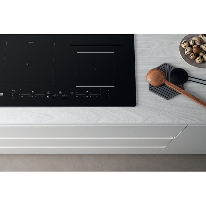 Hotpoint_Ariston Piano cottura HB 3160C NE Nero Induction vitroceramic Lifestyle detail