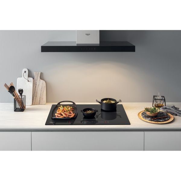 Hotpoint_Ariston Piano cottura HS 1677C NE Nero Induction vitroceramic Lifestyle frontal top down