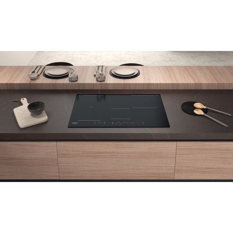 Hotpoint_Ariston Piano cottura HB 0577B NE Nero Induction vitroceramic Lifestyle frontal top down