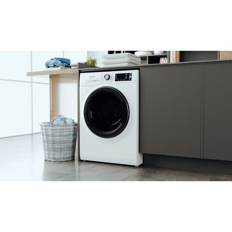 Hotpoint_Ariston Lavabiancheria Libera installazione NWBT 1045 WDAD IT N Bianco Carica frontale B Lifestyle perspective