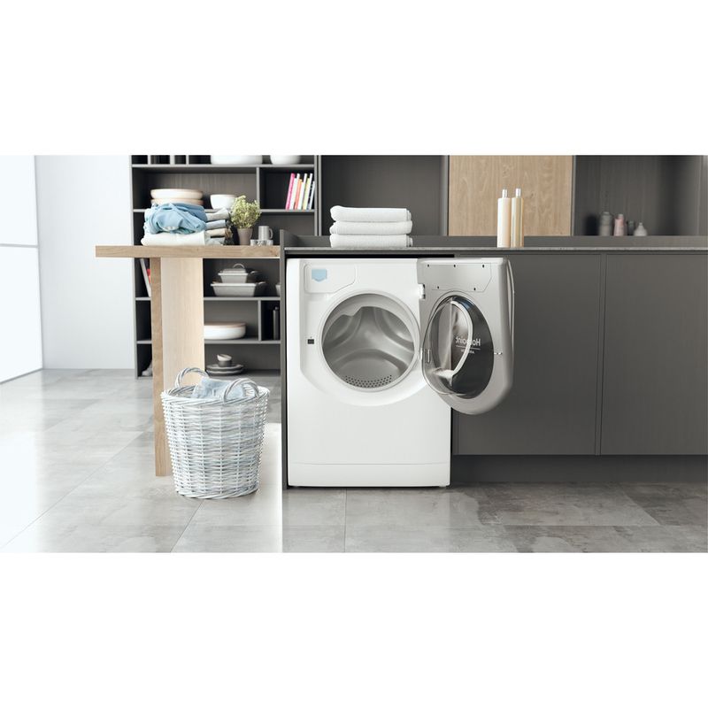 Hotpoint_Ariston-Lavabiancheria-Libera-installazione-AQ114D497SD-EU-N-Bianco-Carica-frontale-B-Lifestyle-frontal-open