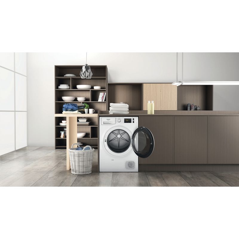 Hotpoint_Ariston-Asciugabiancheria-NT-M11-8X3SK-EU-Bianco-Lifestyle-frontal-open