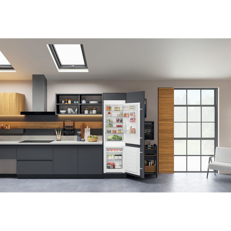 Hotpoint_Ariston-Combinazione-Frigorifero-Congelatore-Da-incasso-HAC18-T111-Bianco-2-porte-Lifestyle-frontal-open