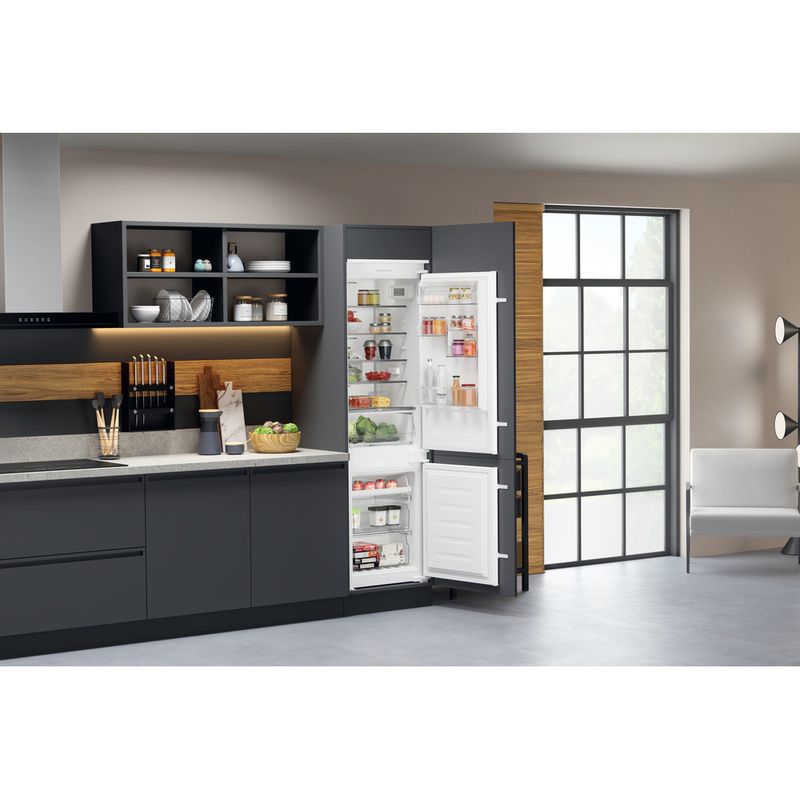 Hotpoint_Ariston-Combinazione-Frigorifero-Congelatore-Da-incasso-HAC18-T111-Bianco-2-porte-Lifestyle-perspective-open