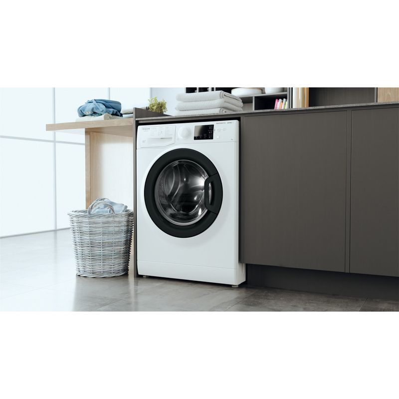 Hotpoint_Ariston Lavabiancheria Libera installazione RSSG R527 B IT Bianco Carica frontale B Lifestyle perspective