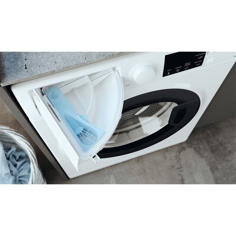 Hotpoint_Ariston Lavabiancheria Libera installazione RSSG R527 B IT Bianco Carica frontale B Lifestyle detail
