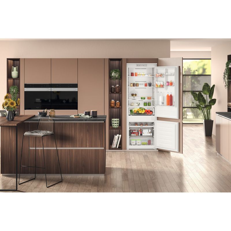 Hotpoint_Ariston Combinazione Frigorifero/Congelatore Da incasso HA SP70 T111 Bianco 2 porte Lifestyle frontal open