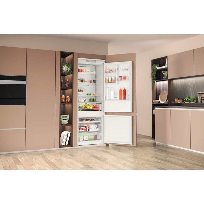 Hotpoint_Ariston Combinazione Frigorifero/Congelatore Da incasso HA SP70 T111 Bianco 2 porte Lifestyle perspective open