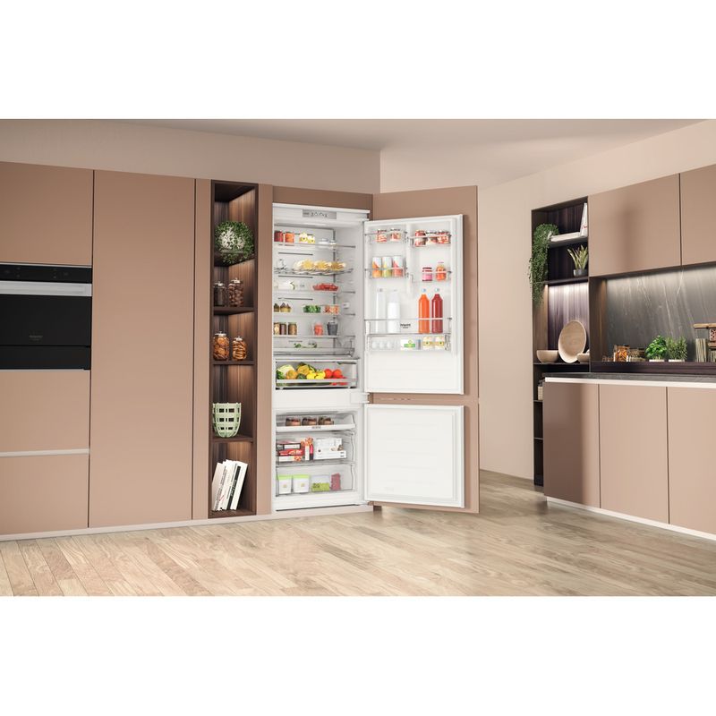Hotpoint_Ariston-Combinazione-Frigorifero-Congelatore-Da-incasso-HA-SP70-T121-Bianco-2-porte-Lifestyle-perspective-open