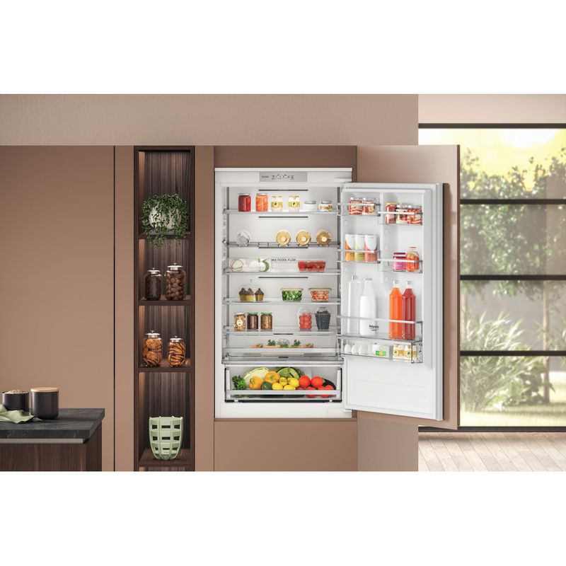Hotpoint_Ariston-Combinazione-Frigorifero-Congelatore-Da-incasso-HA-SP70-T121-Bianco-2-porte-Lifestyle-detail
