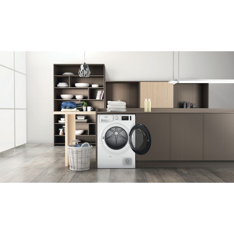 Hotpoint_Ariston-Asciugabiancheria-NT-M11-82K-IT-R-Bianco-Lifestyle-frontal-open
