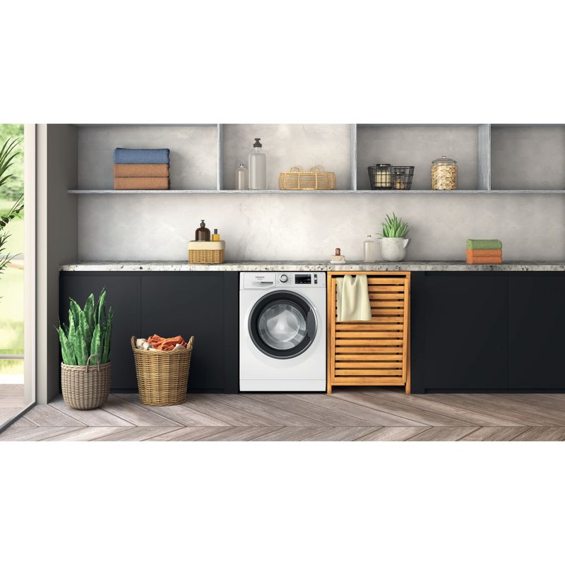 Hotpoint_Ariston-Lavabiancheria-Libera-installazione-NR-748G-WS-A-IT-Bianco-Carica-frontale-A-Lifestyle-frontal