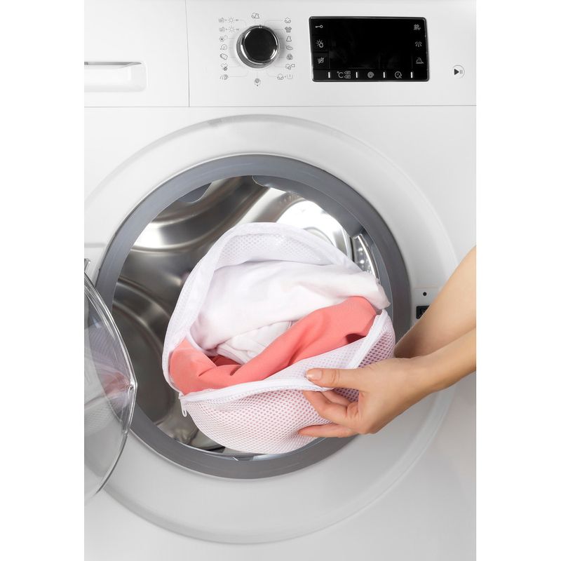 Whirlpool WASHING WAS200 Lifestyle people