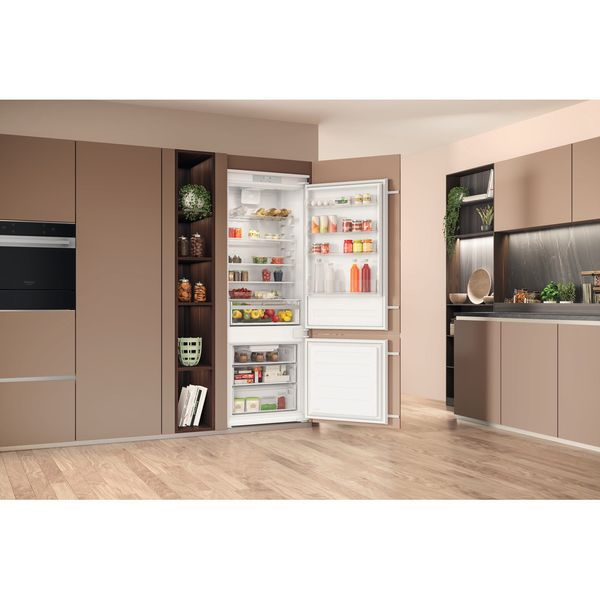 Hotpoint_Ariston Combinazione Frigorifero/Congelatore Da incasso BCB 4020 E Bianco 2 porte Lifestyle perspective open