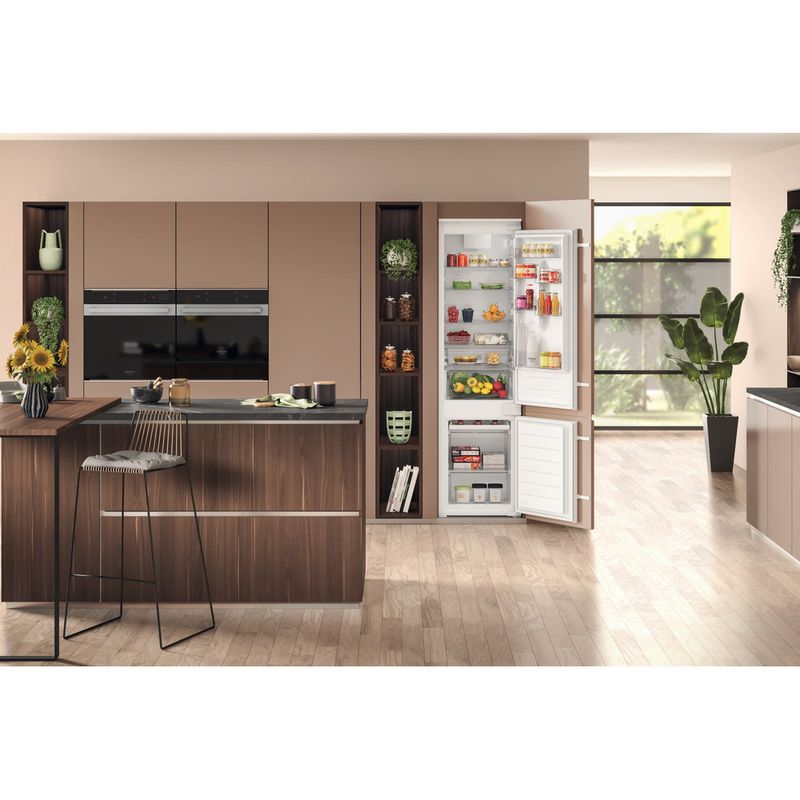 Hotpoint_Ariston-Combinazione-Frigorifero-Congelatore-Da-incasso-HAC20D011A1-Bianco-2-porte-Lifestyle-frontal-open