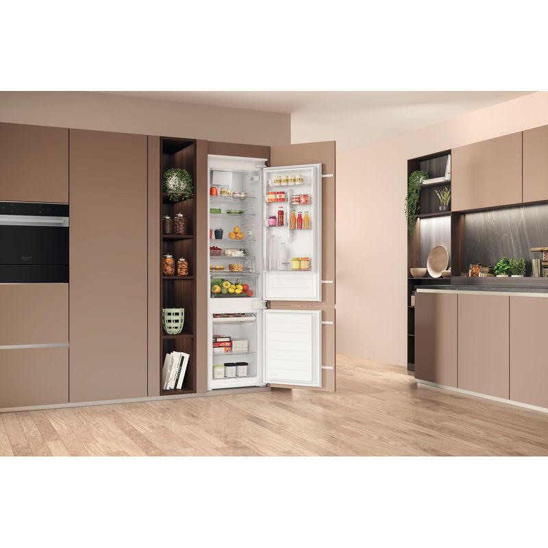 Hotpoint_Ariston-Combinazione-Frigorifero-Congelatore-Da-incasso-HAC20D011A1-Bianco-2-porte-Lifestyle-perspective-open