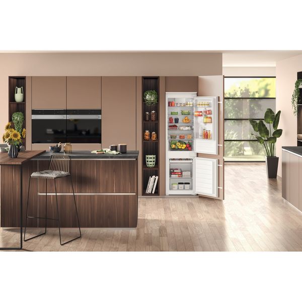 Hotpoint_Ariston Combinazione Frigorifero/Congelatore Da incasso HAC18D011A1 Bianco 2 porte Lifestyle frontal open