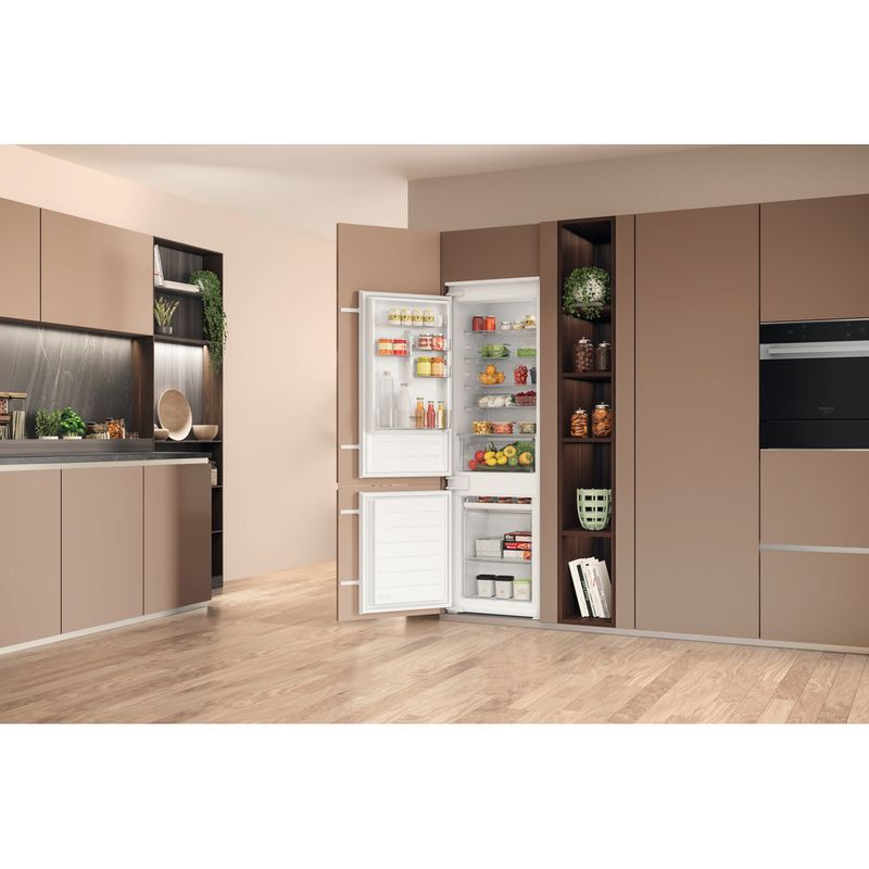Hotpoint_Ariston-Combinazione-Frigorifero-Congelatore-Da-incasso-HAC18D031A1-Bianco-2-porte-Lifestyle-perspective-open