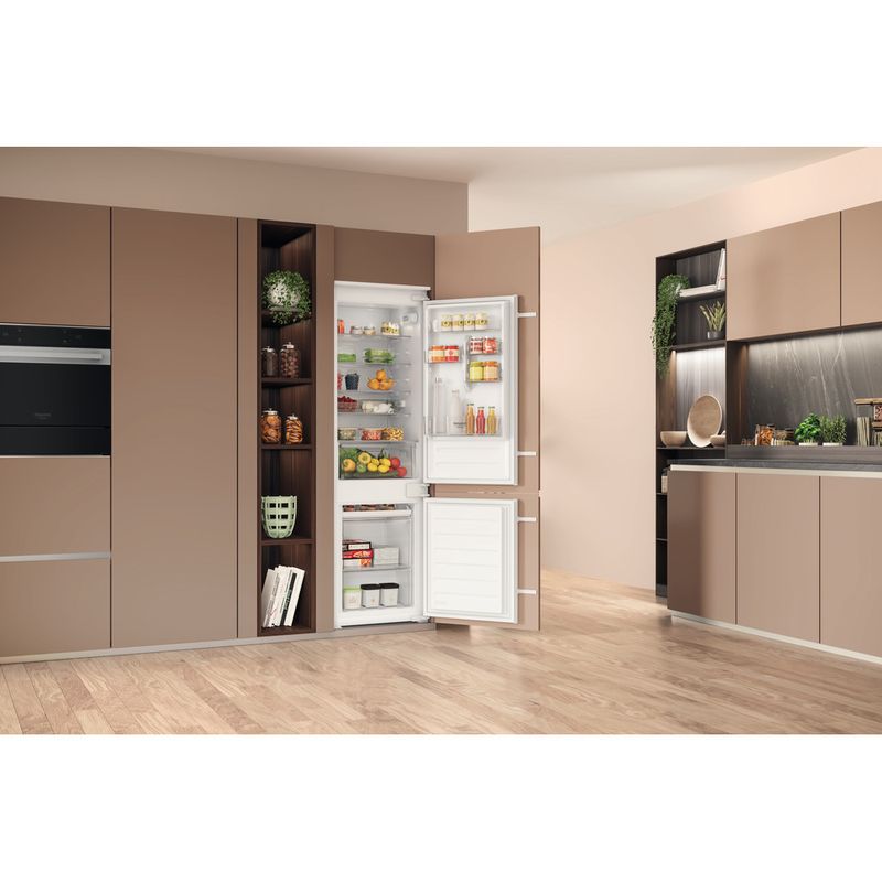 Hotpoint_Ariston-Combinazione-Frigorifero-Congelatore-Da-incasso-HAC18D041A1-Bianco-2-porte-Lifestyle-perspective-open