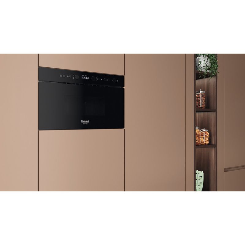 Hotpoint_Ariston-Microonde-Da-incasso-HAMN13BB-Nero-Elettronico-22-Microonde---grill-750-Lifestyle-perspective