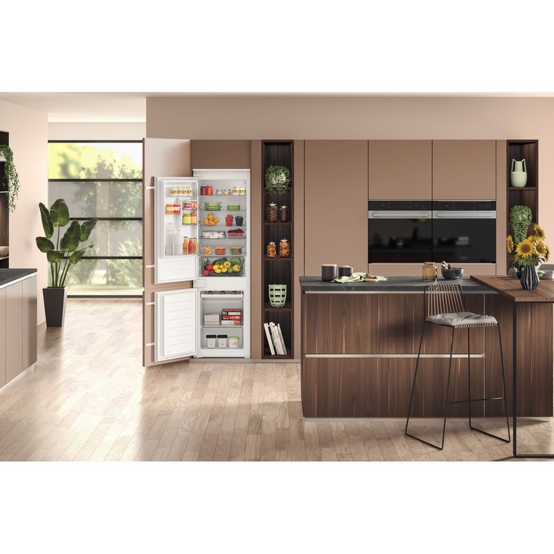Hotpoint_Ariston-Combinazione-Frigorifero-Congelatore-Da-incasso-HAC18D021A1-LH-Bianco-2-porte-Lifestyle-frontal-open