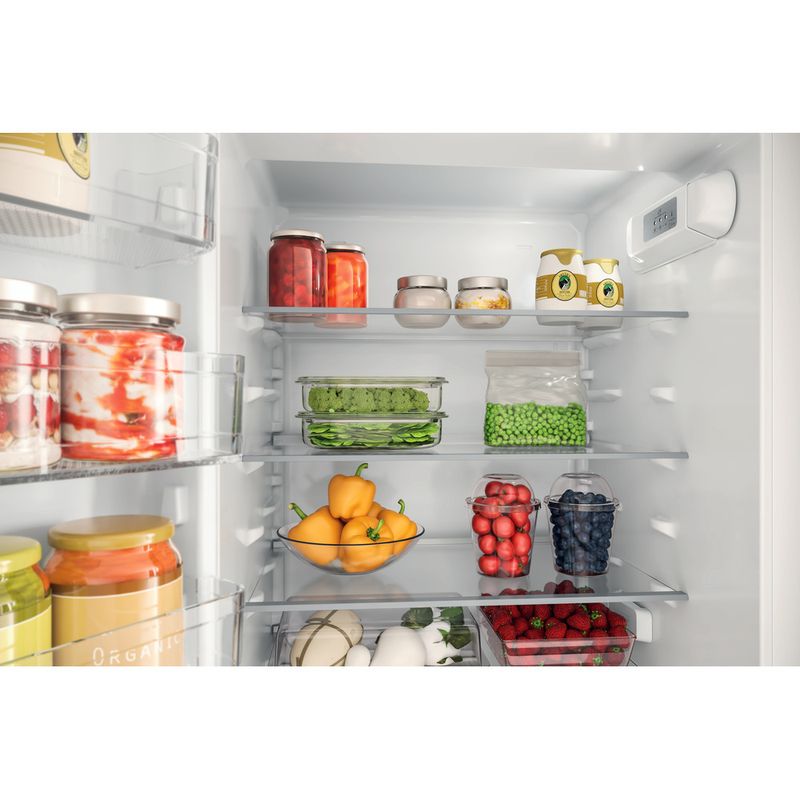 Hotpoint_Ariston-Combinazione-Frigorifero-Congelatore-Da-incasso-HAC18D021A1-LH-Bianco-2-porte-Lifestyle-detail