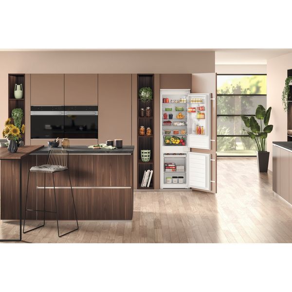 Hotpoint_Ariston-Combinazione-Frigorifero-Congelatore-Da-incasso-HAC18D031A1-Bianco-2-porte-Lifestyle-frontal-open