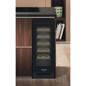 Hotpoint_Ariston-Conservazione-del-vino-Da-incasso-HAWBU30S2HB-Nero-Lifestyle-frontal