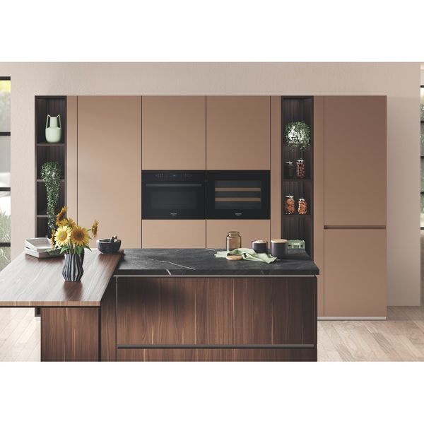 Hotpoint_Ariston-Conservazione-del-vino-Da-incasso-HAW45S2B-Nero-Lifestyle-frontal