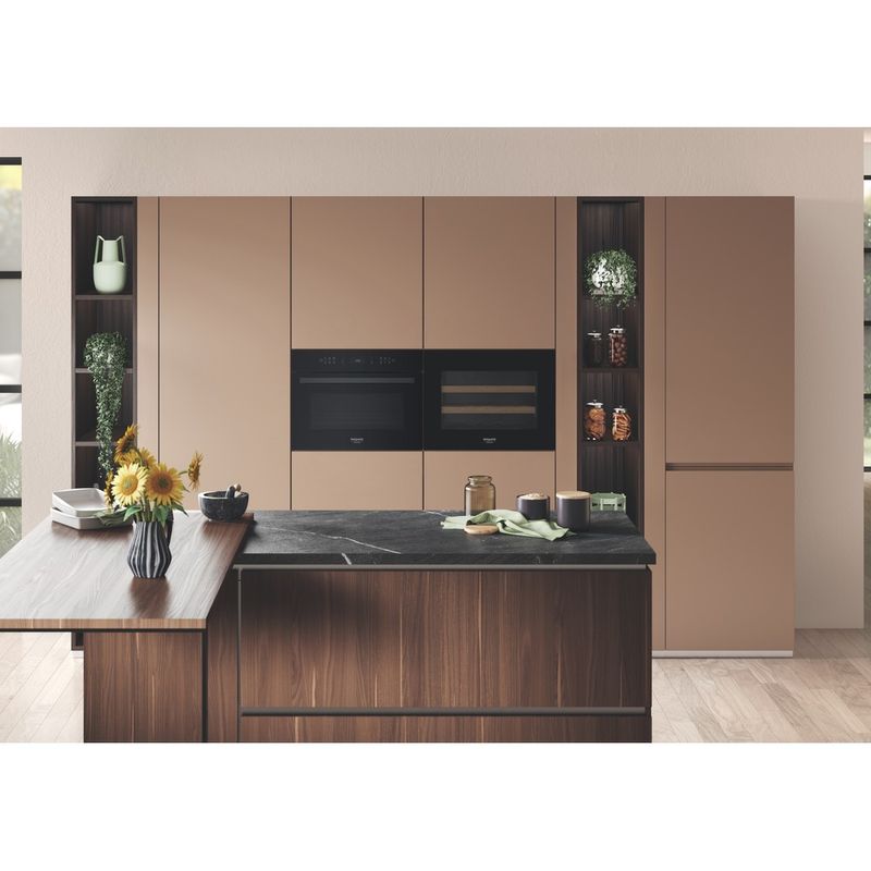 Hotpoint_Ariston-Conservazione-del-vino-Da-incasso-HAW45S2B-Nero-Lifestyle-frontal